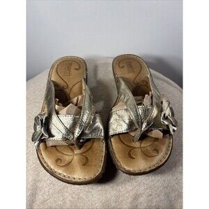 BORN Gold Leather Flip Flop Slip On Sandal Flower Trim Women’s Sz 7 B97915)